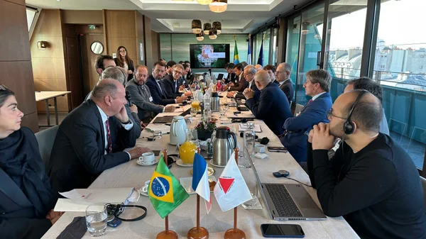 Governador de Minas Gerais se reúne com empresários na França