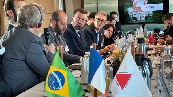 Governador de Minas Gerais se reúne com empresários na França