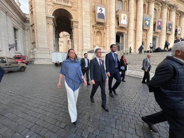 No Vaticano, Papa Leão XIV abençoa povo de Minas Gerais ao receber obras de artesãs do estado das mãos do governador