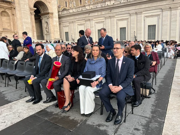No Vaticano, Papa Leão XIV abençoa povo de Minas Gerais ao receber obras de artesãs do estado das mãos do governador