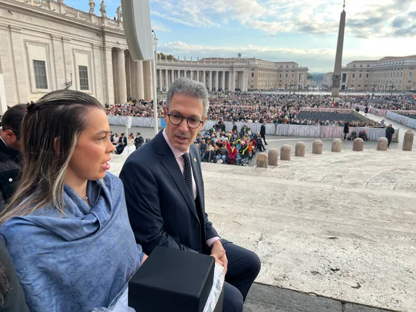 No Vaticano, Papa Leão XIV abençoa povo de Minas Gerais ao receber obras de artesãs do estado das mãos do governador