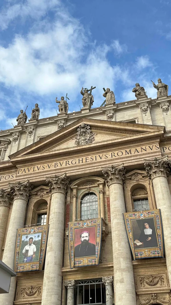 No Vaticano, Papa Leão XIV abençoa povo de Minas Gerais ao receber obras de artesãs do estado das mãos do governador