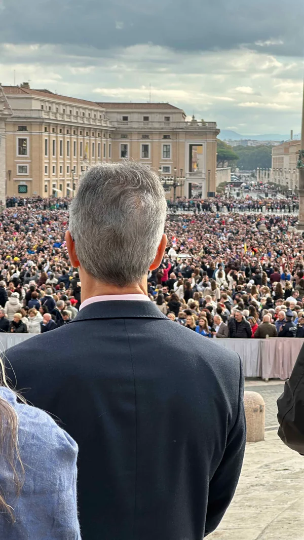 No Vaticano, Papa Leão XIV abençoa povo de Minas Gerais ao receber obras de artesãs do estado das mãos do governador