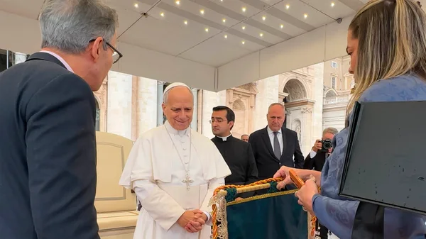 No Vaticano, Papa Leão XIV abençoa povo de Minas Gerais ao receber obras de artesãs do estado das mãos do governador