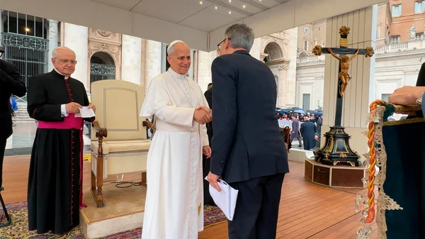 No Vaticano, Papa Leão XIV abençoa povo de Minas Gerais ao receber obras de artesãs do estado das mãos do governador