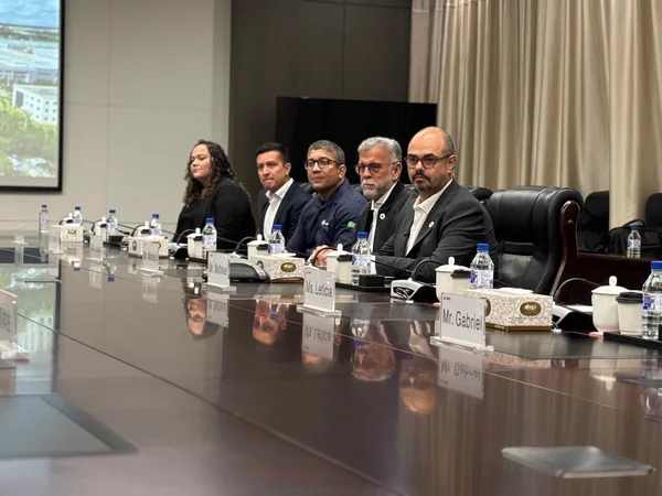 Na China, vice-governador acompanha embarque do primeiro dos novos trens do Metrô da RMBH