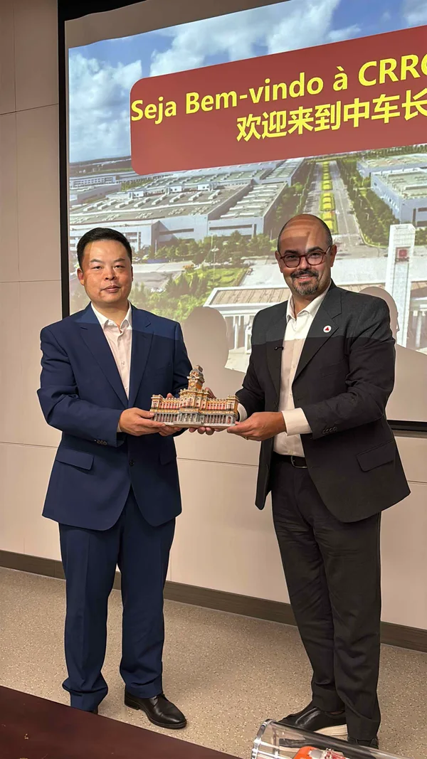 Na China, vice-governador acompanha embarque do primeiro dos novos trens do Metrô da RMBH