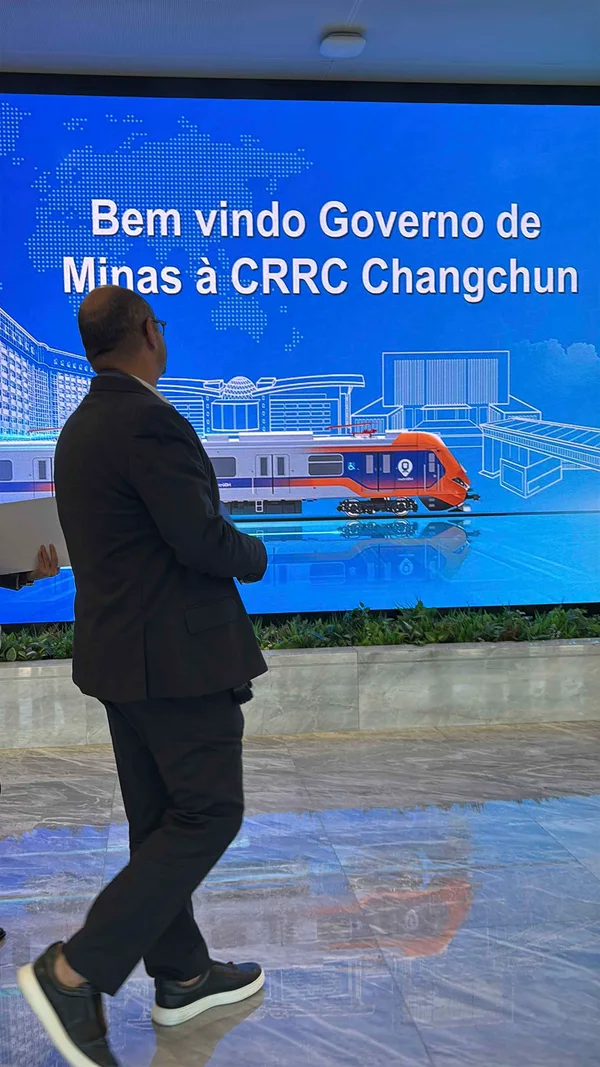 Na China, vice-governador acompanha embarque do primeiro dos novos trens do Metrô da RMBH