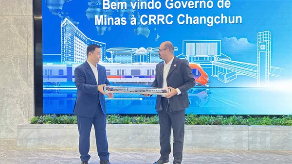 Na China, vice-governador acompanha embarque do primeiro dos novos trens do Metrô da RMBH