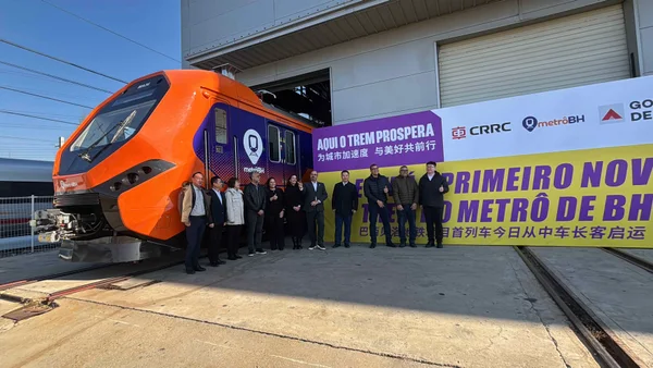 Na China, vice-governador acompanha embarque do primeiro dos novos trens do Metrô da RMBH
