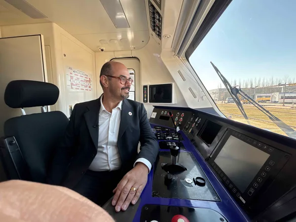 Na China, vice-governador acompanha embarque do primeiro dos novos trens do Metrô da RMBH