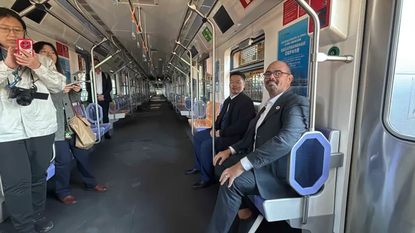Na China, vice-governador acompanha embarque do primeiro dos novos trens do Metrô da RMBH