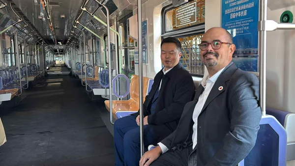 Na China, vice-governador acompanha embarque do primeiro dos novos trens do Metrô da RMBH