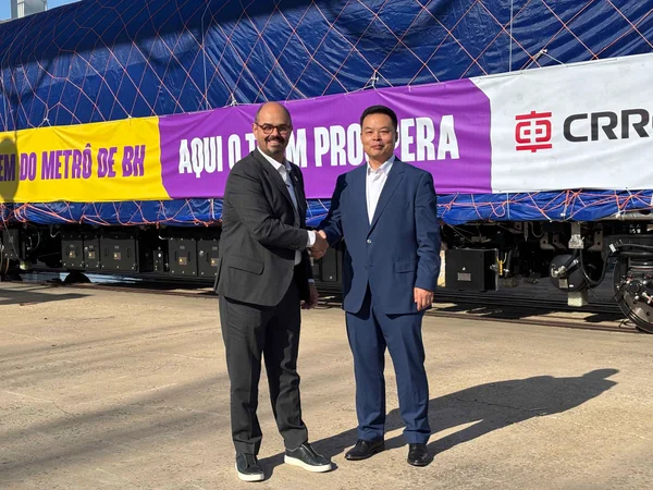 Na China, vice-governador acompanha embarque do primeiro dos novos trens do Metrô da RMBH