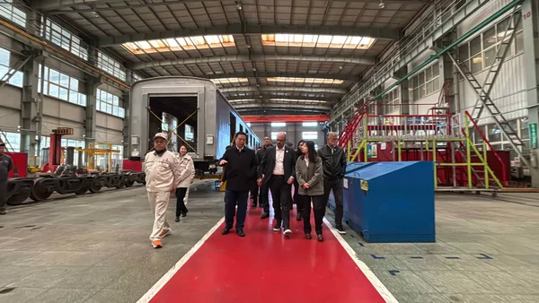 Na China, vice-governador acompanha embarque do primeiro dos novos trens do Metrô da RMBH