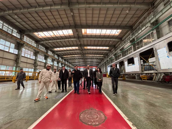 Na China, vice-governador acompanha embarque do primeiro dos novos trens do Metrô da RMBH