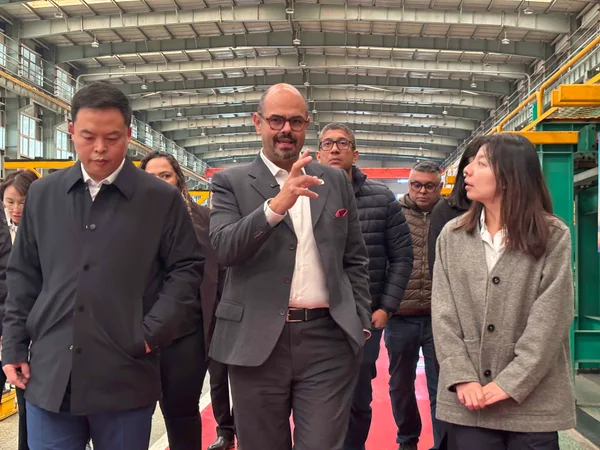 Na China, vice-governador acompanha embarque do primeiro dos novos trens do Metrô da RMBH