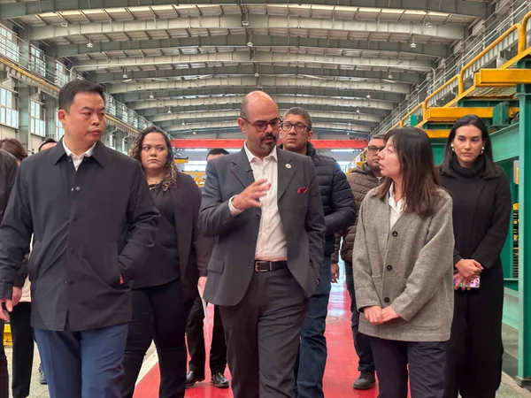 Na China, vice-governador acompanha embarque do primeiro dos novos trens do Metrô da RMBH