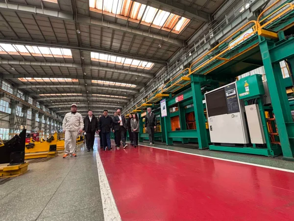 Na China, vice-governador acompanha embarque do primeiro dos novos trens do Metrô da RMBH