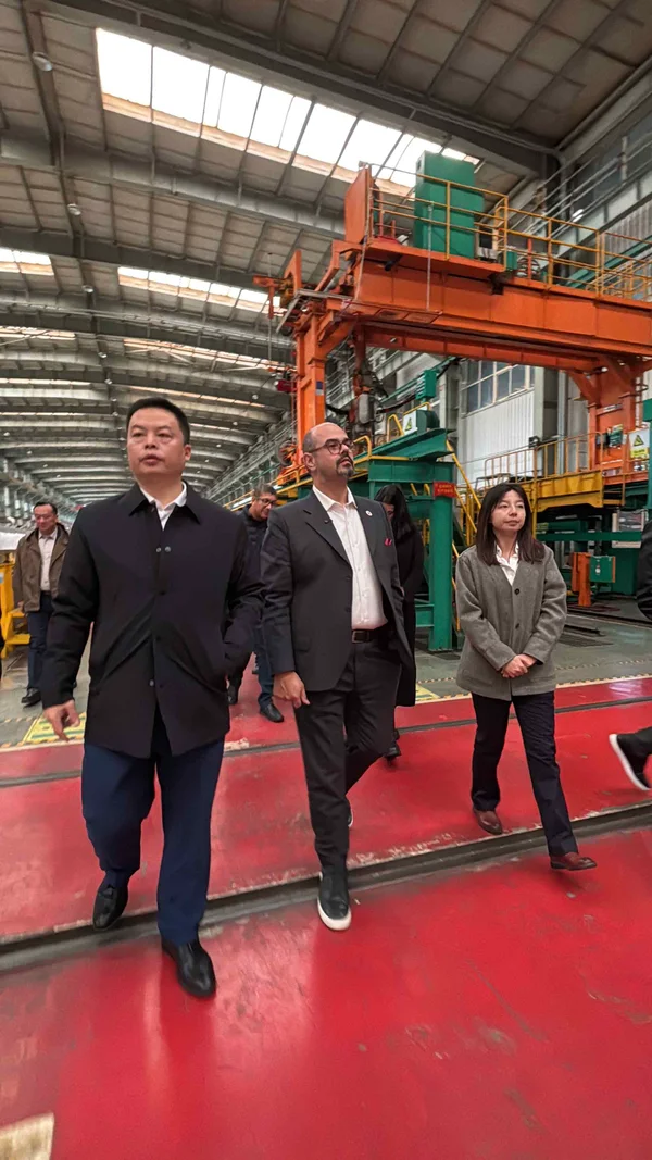 Na China, vice-governador acompanha embarque do primeiro dos novos trens do Metrô da RMBH