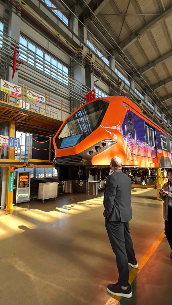 Na China, vice-governador acompanha embarque do primeiro dos novos trens do Metrô da RMBH