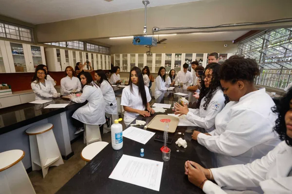 Governo do Estado lança Minas Bilíngue, projeto que promove o ensino de línguas e intercultural na rede pública