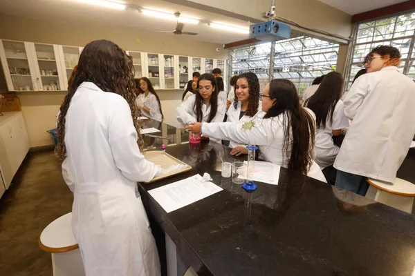Governo do Estado lança Minas Bilíngue, projeto que promove o ensino de línguas e intercultural na rede pública