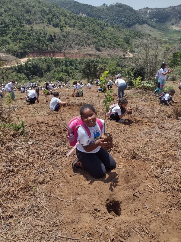 Plantio de 2 mil mudas mobiliza estudantes e fortalece educação ambiental em Lima Duarte