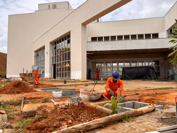 Governo de Minas vistoria obras do Hospital Regional de Governador Valadares, que avançam dentro do cronograma