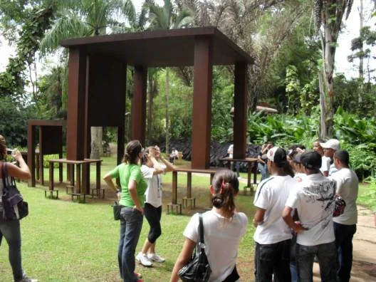 Alunos de escola estadual durante vista ao Instituto Cultural Inhotim