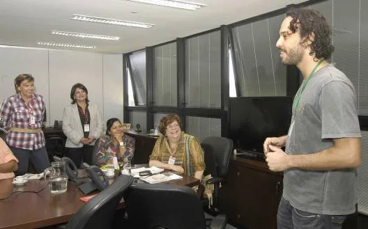 Gabriel O Pensador cantou a música “Cantão” na visita à SEE