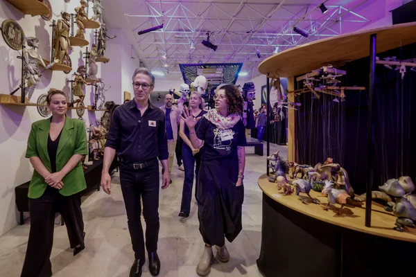 Governador de Minas conhece exposições no Palácio das Artes que celebram a cultura do estado