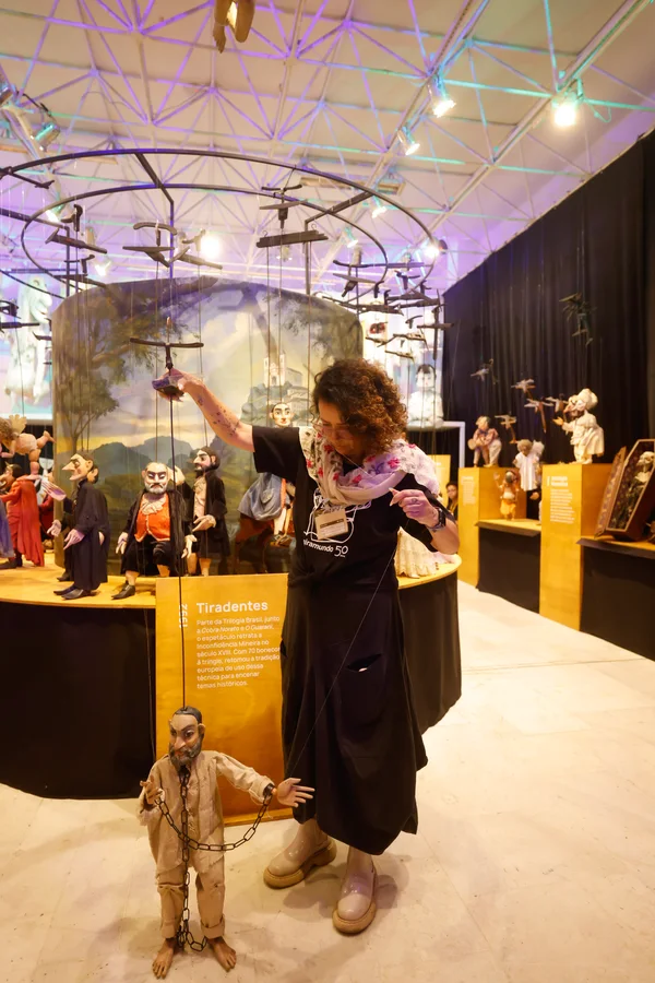Governador de Minas conhece exposições no Palácio das Artes que celebram a cultura do estado