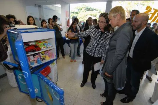 Andrea Neves e Xuxa durante vista ao Plug Minas