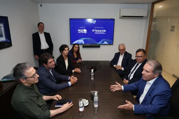 Governo de Minas apresenta avanços na saúde do Estado em encontro com representantes de hospitais de São Paulo