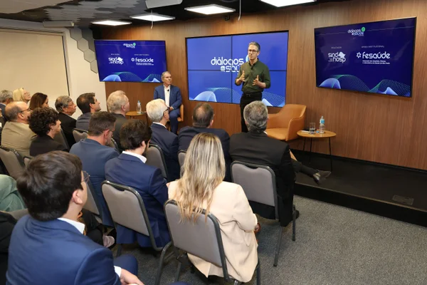 Governo de Minas apresenta avanços na saúde do Estado em encontro com representantes de hospitais de São Paulo