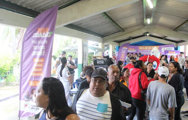 Escola vira praça de serviços e aproxima ainda mais o Estado de quem mais precisa na Vila Cafezal