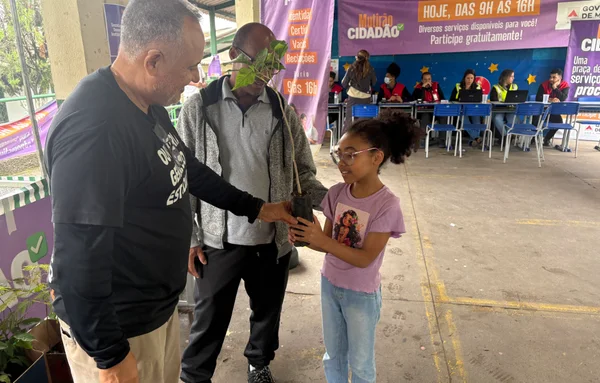 Escola vira praça de serviços e aproxima ainda mais o Estado de quem mais precisa na Vila Cafezal