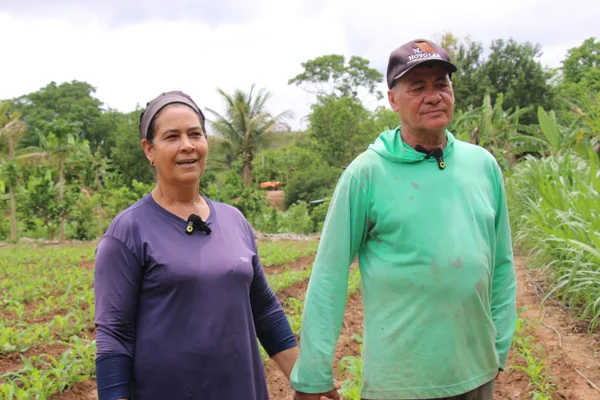 O casal de agricultores Terezinha Cordeiro Rocha e José Maria Fernandes da Rocha receberam a equipe do "SemeArroz" para a implantação da Unidade Demonstrativa no município de Veredinha, no Vale do Jequitinhonha