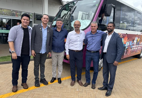 Governo de Minas entrega micro-ônibus do programa Transporta SUS ao município de Campina Verde