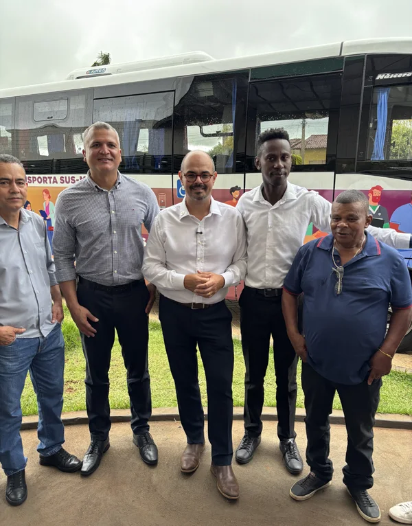 Governo de Minas entrega micro-ônibus do programa Transporta SUS ao município de Campina Verde