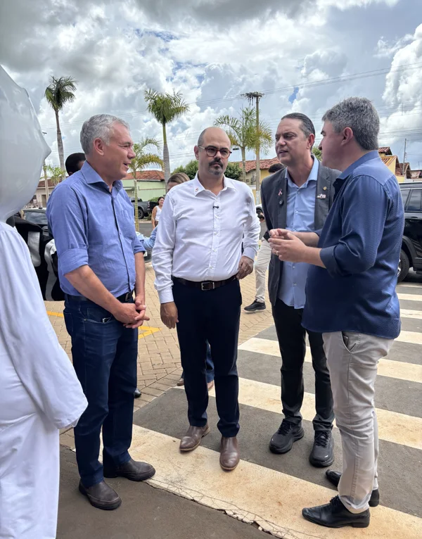 Governo de Minas entrega micro-ônibus do programa Transporta SUS ao município de Campina Verde