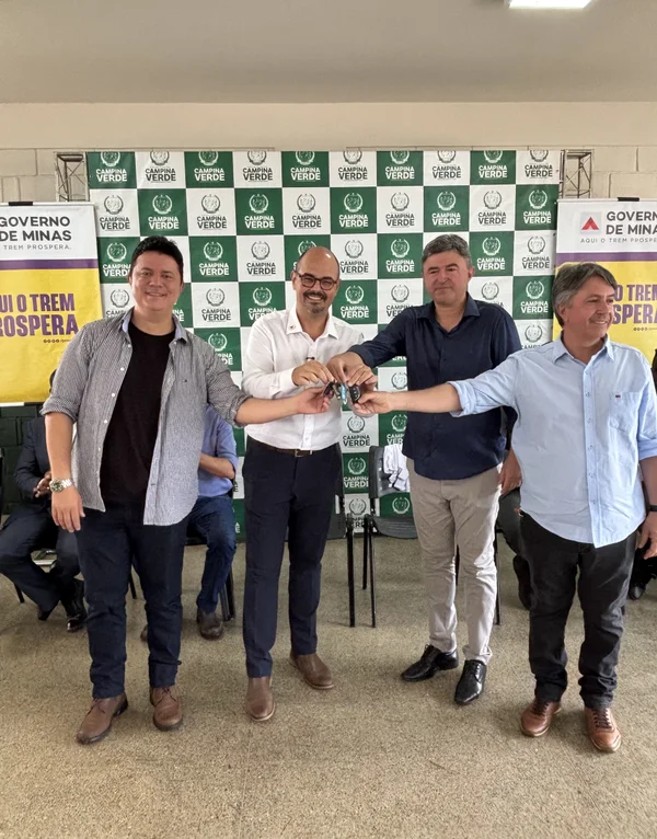 Governo de Minas entrega micro-ônibus do programa Transporta SUS ao município de Campina Verde