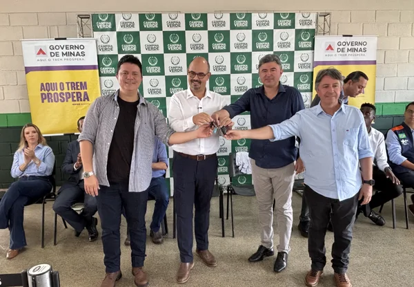 Governo de Minas entrega micro-ônibus do programa Transporta SUS ao município de Campina Verde