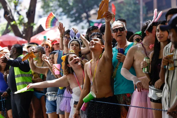  Carnaval da Liberdade lota avenidas sonorizadas em BH e deve injetar R$ 5,7 bilhões na economia