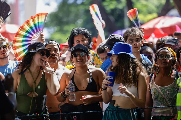  Carnaval da Liberdade lota avenidas sonorizadas em BH e deve injetar R$ 5,7 bilhões na economia