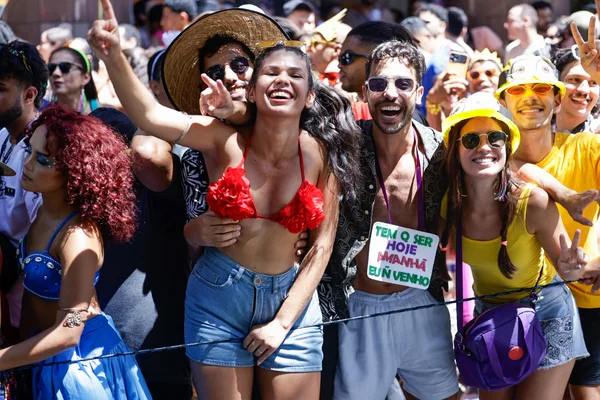  Carnaval da Liberdade lota avenidas sonorizadas em BH e deve injetar R$ 5,7 bilhões na economia