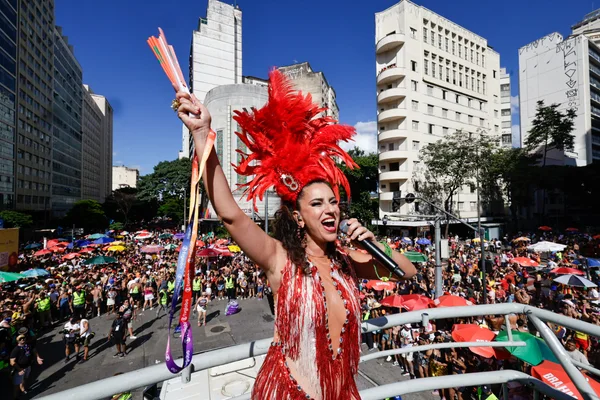  Carnaval da Liberdade lota avenidas sonorizadas em BH e deve injetar R$ 5,7 bilhões na economia