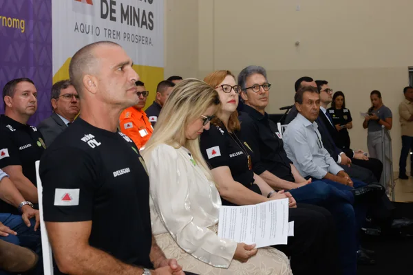 Governo de Minas realiza entrega administrativa de novas armas para delegacias do Noroeste do estado