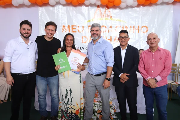 Entrega de títulos fundiários em Padre Paraíso, no Vale do Jequitinhonha